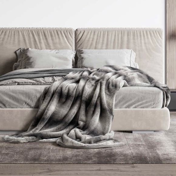 Mon Chateau Faux Fur throw 60”X 70” - Picture 4 of 4